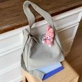 Sac cabas en toile beige clair avec large bandoulière et breloque lapin rose mignon - Gris