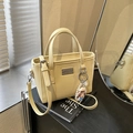 Mini borsa a secchiello gialla in pelle martellata con ciondolo e tracolla rimovibile - Stile Giallo (Con Ciondolo)