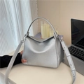Sac Boston argenté chic avec texture litchi et bandoulière dans un cadre urbain moderne - Argent