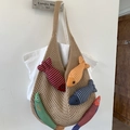 Sac fourre-tout en maille beige avec breloques de poissons colorés et pochette intérieure - Kaki
