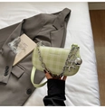 Detalle del bolso a cuadros verde claro con cadena plateada y colgante de perro - Verde con Colgante