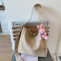 Sac hobo polyvalent en toile beige avec large bandoulière et breloque lapin rose mignon - Blanc Cassé