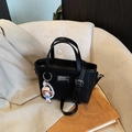 Borsa a secchiello in pelle nera con placca metallica e ciondolo di perle - Stile Nero (Con Ciondolo)