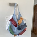 Sac cabas en tricot bleu clair avec breloques de poissons colorés et pochette blanche - Bleu