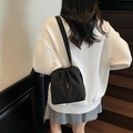 Borsa a secchiello nera minimalista con coulisse ed etichetta per uso quotidiano - Nero
