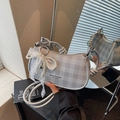 Sac à main quadrillé argenté avec poignée nouée et breloque perle en reflet miroir - Argent (Avec Pendentif)