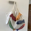 Sac fourre-tout en tricot crème avec breloques poissons colorés et doublure en tissu - Blanc