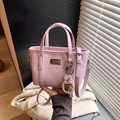 Borsa a secchiello rosa in pelle martellata con placca oro e ciondolo di perle - Stile Viola (Con Ciondolo)