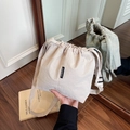 Borsa a secchiello minimalista in nylon beige con coulisse e tracolla regolabile donna - Bianco Sporco