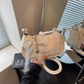 Sac à main beige à damier avec nœud élégant en dentelle de perles et pendentif cœur - Avec Pendentif / Blanc Cassé
