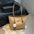 Bolso tote de ante marrón con ribetes en contraste y un llavero de peluche blanco - Marrón