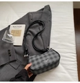Sac bandoulière demi-lune minimaliste à carreaux noir et gris avec bandoulière à nœuds - Sans pendentif / Noir