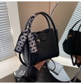Détail du sac à main en cuir noir avec foulard en damier et boucle dorée élégante - Noir