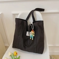 Bolso tote minimalista de lona negra con etiqueta gráfica y llavero de peluche suave - Estilo Con Colgante / Negro con colgante