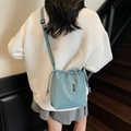 Borsa a secchiello azzurra con coulisse e tracolla regolabile, stile casual a tracolla - Blu