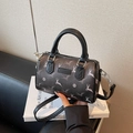 Sac Boston marron avec imprimé cerf violet, doubles poignées et bandoulière réglable - Noir