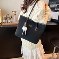 Bolso tote negro retro de gamuza con un llavero de monstruo de peluche blanco - Negro