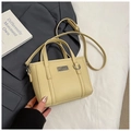 Borsa tote beige con trama litchi, manici superiori e targhetta in metallo argento - Stile Giallo (Senza Ciondolo)
