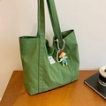 Bolso tote de lona verde hierba minimalista con un lindo colgante de muñeca y perlas - Estilo Con Colgante / Verde con Colgante