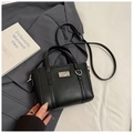 Secchiello chic in pelle nera con trama litchi, placca in metallo argento e tracolla - Stile Nero (Senza Ciondolo)