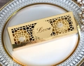 Scatola Love dorata tagliata al laser su piatto di porcellana con cioccolatini - Oro Riflettente
