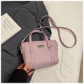 Secchiello in pelle rosa chiaro a grana di litchi con logo in metallo e tracolla - Stile Viola (Senza Ciondolo)