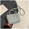 Borsa a secchiello azzurra minimalista con trama litchi e targhetta in metallo - Stile Blu (Senza Ciondolo)