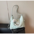 Détail du sac cabas plissé vert menthe avec logo étoile et pendentif nuage en peluche - Vert
