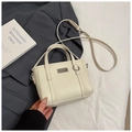 Borsa a secchiello minimalista color crema con trama litchi e dettagli in argento - Stile Bianco (Sin Ciondolo)