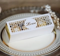Scatola regalo bianca con intaglio laser e scritta Love dorata per confetti di nozze - Bianco