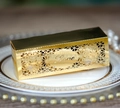 Elegante goldene lasergeschnittene Pralinenschachtel mit Love-Schriftzug für Hochzeiten - Reflektierendes Gold