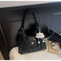 Détail d'un sac cabas noir avec étoile métallique, rivets et porte-clé nuage doux - Noir