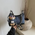 Ρετρό τσάντα bucket από denim με μαύρο δερμάτινο patchwork και γούρι αρκουδάκι - Μαύρο Με Μενταγιόν