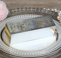 Detailliertes lasergeschnittenes Hohlmuster und LOVE-Gravur auf goldener Hochzeits-Box - Reflektierendes Silber