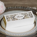 Detail der lasergeschnittenen floralen Muster und Love-Aufdruck auf weißer Hochzeitsbox - Weiß