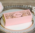 Rosa lasergeschnittene Hochzeits-Geschenkbox mit LOVE-Schriftzug und Goldakzenten - Rosa