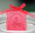 Dettaglio scatola regalo rosa tagliata al laser con fiocco rosso e scritta LOVE vuota - Rosso Perlato