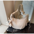 Sac demi-lune en nylon crème avec poche avant et pendentif ours en peluche mignon - Beige (Avec Pendentif)