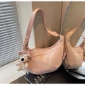 Sac bandoulière demi-lune en nylon rose avec sangle réglable et charme d'ours - Rose (avec pendentif)