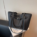 Borsa tote nera in pelle martellata con fibbia dorata e tracolla regolabile elegante - Nero