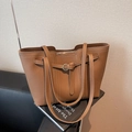 Borsa tote in pelle marrone caramello con cuciture a contrasto e fibbia dorata - Marrone