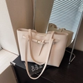 Borsa tote beige in finta pelle con trama litchi e dettagli con fibbia dorata - Bianco