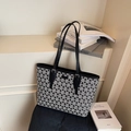 Großer Shopper mit schwarz-weißem geometrischem Muster und Ledergriffen - Schwarz