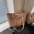 Borsa tote in pelle marrone a grana di litchi con spalline lunghe e fibbia metallica - Cachi
