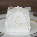 Elegante scatola per dolci in pizzo crema con intaglio laser Love e nastro in seta - Avorio