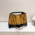 Bolso tote de ante marrón y cuero acolchado negro con cadena dorada y cierre de giro - Marrón