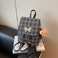 Mochila chic a cuadros con detalle de mariposa plateada y llavero de osito - Negro (Con Colgante)