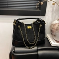 Bolso tote vintage de ante negro acolchado con cadena dorada y cierre metálico elegante - Negro