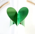 Vue macro d'un rond de serviette coeur vert métallisé avec une finition brillante - Vert Réfléchissant