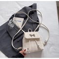 Sac à dos à carreaux beige avec fermoir papillon argenté sur un blazer gris chic - Blanc Cassé (Sans Pendentif)